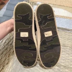 Valentino flycrew bytes - Svartvita sneakers från Valentino Garavani med snygg kontrast mellan svart mocka och vita skinnpaneler. Bytes mot förslag 👌