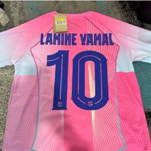 Barça Lamine Yamal rosa matchtröja - Snygg FC Barcelona fotbollströja med Lamine Yamal och nummer 10 på ryggen. Skicka gärna in bud.😁