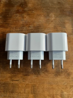 Apple USB-C PD Wall Charger 3st - Säljer tre Apple USB-C PD väggladdare i mycket fint skick. Perfekt för snabbladdning av iPhone, iPad eller MacBook. Alla laddare är testade och fungerar utmärkt, utan synligt slitage eller repor. Passar EU-uttag och levererar stabil och säker laddning.