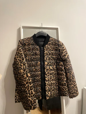 Leopardmönstrad jacka - Storlek 40. Helt ny. Aldrig använd. Märket Rosebud. Lätt, medeltunn och bekväm.   51 cm från armhåla till armhåla. 61 cm i längd (ryggen)