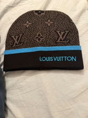 L Mössa - Säljer nu denna super snygga mössan i svart och blå färg. Till ett bra pris. Fler bilder bara skriva