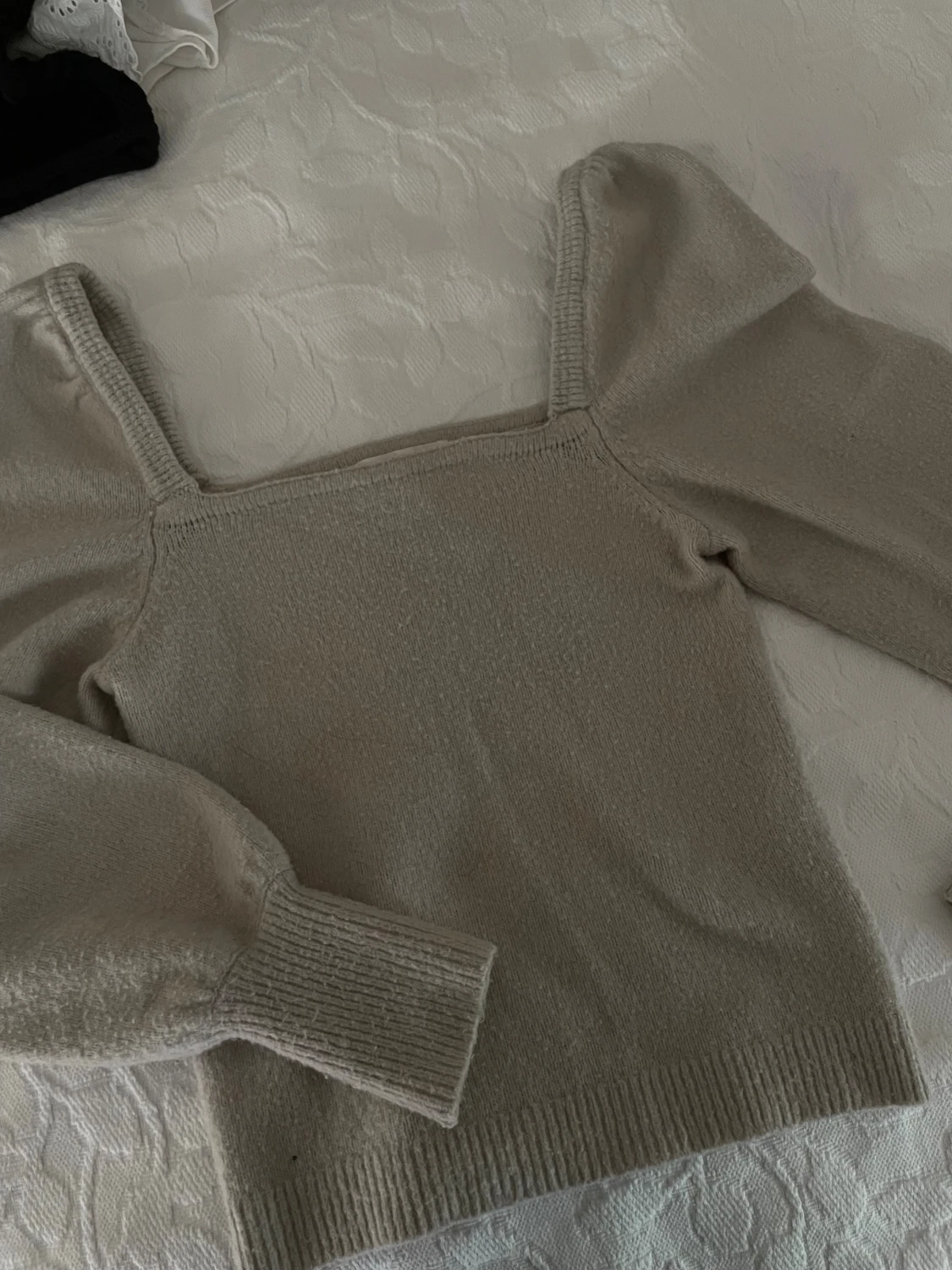 Beige stickad tröja med puffärm H&M