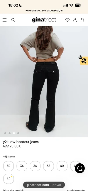 Svarta low waist bootcut jeans Gina Tricot - Svarta bootcut jeans från Gina Tricot med låg midja och klassisk femficksdesign. Jeansen har snygga silverfärgade knappar på bakfickorna och är tillverkade i stretchig bomullsdenim för en bekväm passform. Perfekta för en trendig y2k-look.original priss 499 .Priset går att diskuteras