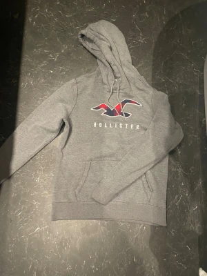 Grå Hollister hoodie - Säljer denna as snygga Hollister tröja med flannel motiv. Storlek m skick 9/10 Inga slitningar eller skavanker perfekt chill archive hoodie till vintern hör gärna av er om frågor😁