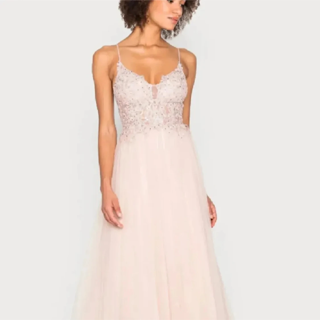 Balklänning Ljusrosa underbar långklänning med spets och öppen rygg