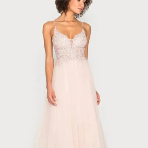 Balklänning Ljusrosa underbar långklänning med spets och öppen rygg - Romantisk ljusrosa långklänning med tunna axelband, spetsdetaljer upptill och vacker öppen rygg. Kjolen är i flera lager tunn tyll som ger en drömmig känsla. Perfekt för bal eller festliga tillfällen.  Vackra paljettskor strlk 38 använda 2 h säljes för 500kr