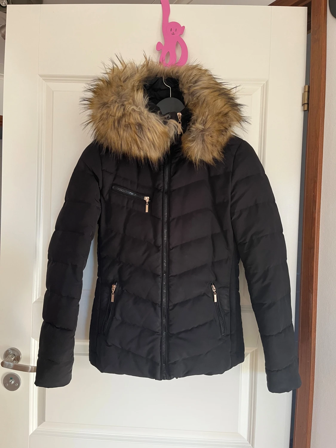Svart jacka med fuskpäls luva från Tessie - 1