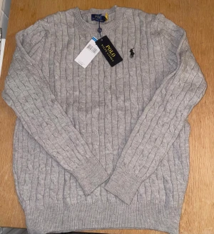 Ralph Lauren polo tröja - Ralph Lauren polo grå tröja, perfekt skick, aldrig använd med lappar.