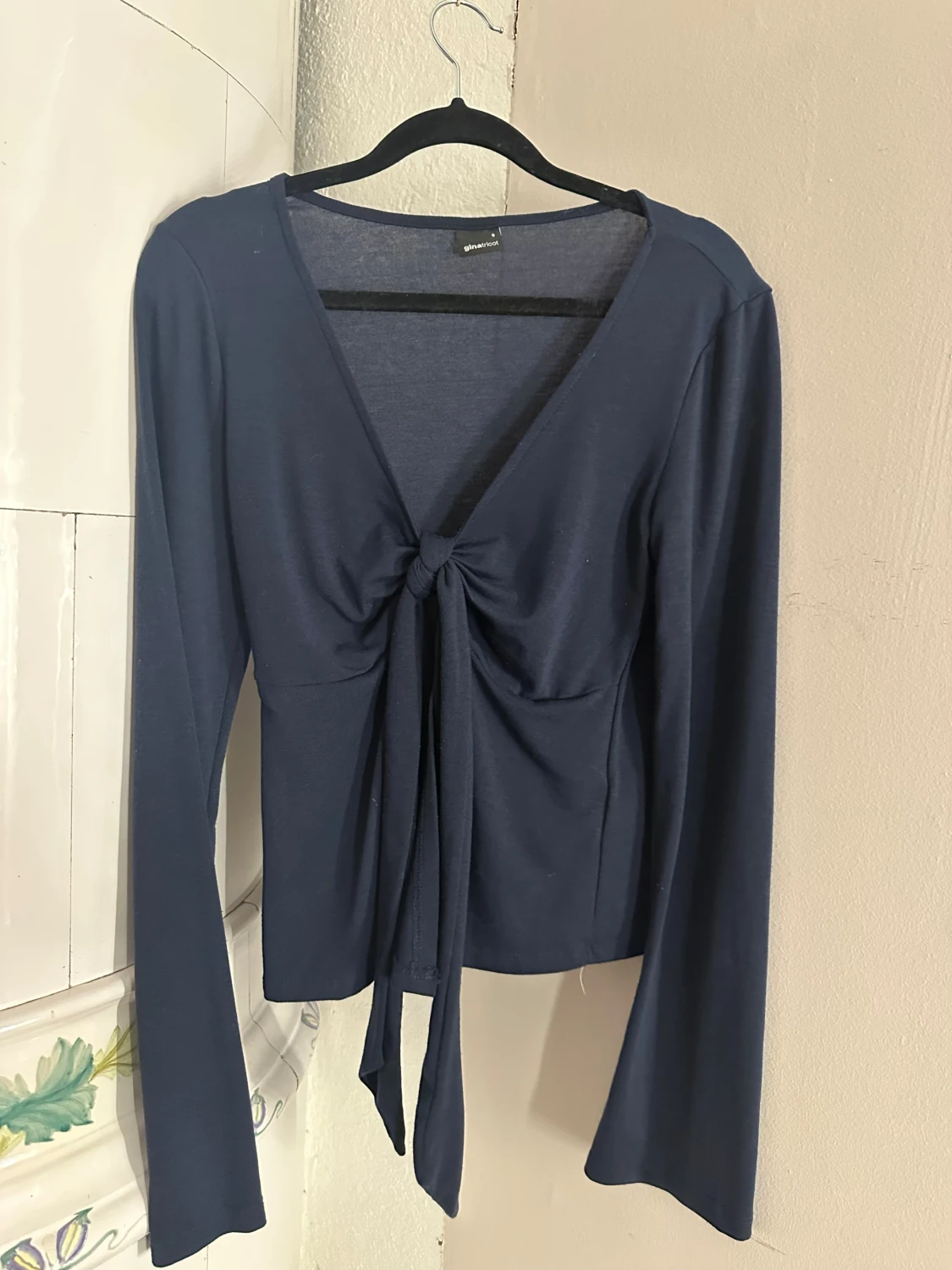Mörkblå topp från Gina