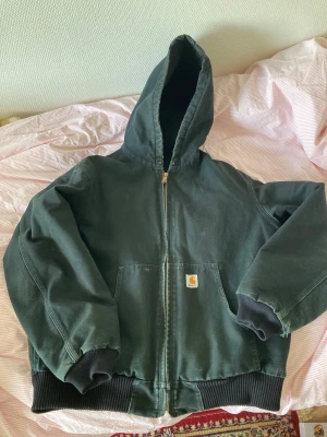 Svart Carhartt hoodiejacka med dragkedja - Varm och skön carharrt jacka i gott skick (mörkgrön färg) 