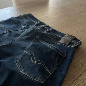 Replay anbass slitningar - Replay jeans [] Skick 9/10 [] Storlek 31/32 [] Pris 499kr [] Modellen är cirka 176cm [] Fraktar via Postnord på köparens beskostnad[] Hör av dig vid minsta fråga eller fundering!