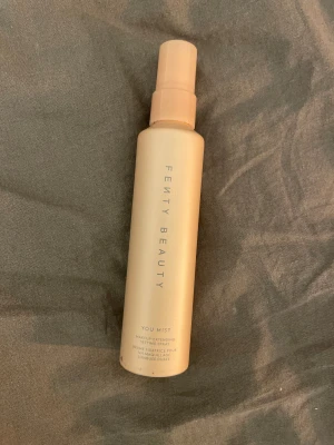 Fenty Beauty You Mist Face Mist - Ny och testad runt 3 gånger. Säljer en Fenty Beauty You Mist makeup-extending setting spray i en snygg beige flaska med sprayfunktion. 