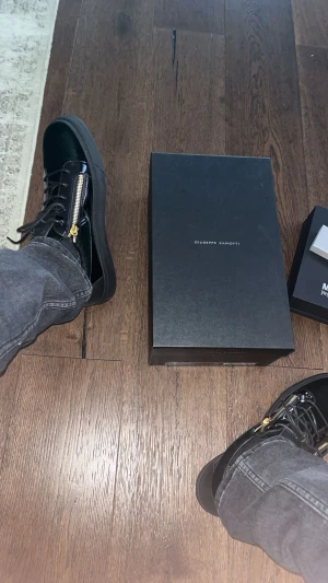 Giuseppe Zanotti - Giuseppe Zanotti frankie, köpta på NK för 2 år sen, box tilkommer, nyskick. Pris: 1699kr, snabb affär=ner i pris.