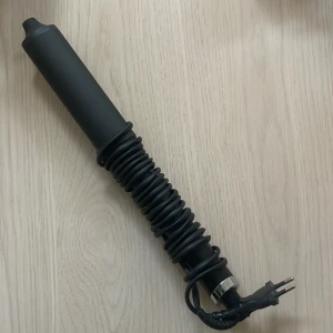 GHD locktång  - Säljer min GHD curve classic wave wand. Nypris 2500, använd ett fåtal gånger, ser ut som ny. Kom med bud. Möta helst upp i Sthlm annars skickar jag.