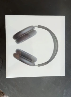 AirPods Max - Apple AirPods Max i originalförpackning, helt ny och oöppnad. Levereras med Smart Case och USB-C kabel. Over-ear design med aktiv brusreducering och hög ljudkvalitet. Perfekt för musik, film och samtal. Ingen synlig skada eller slitage på kartongen.