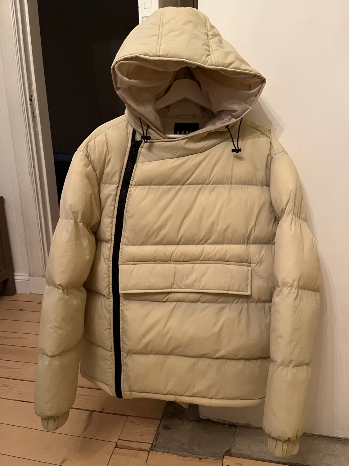 Beige pufferjacka med huva från Boohoo Man - 5