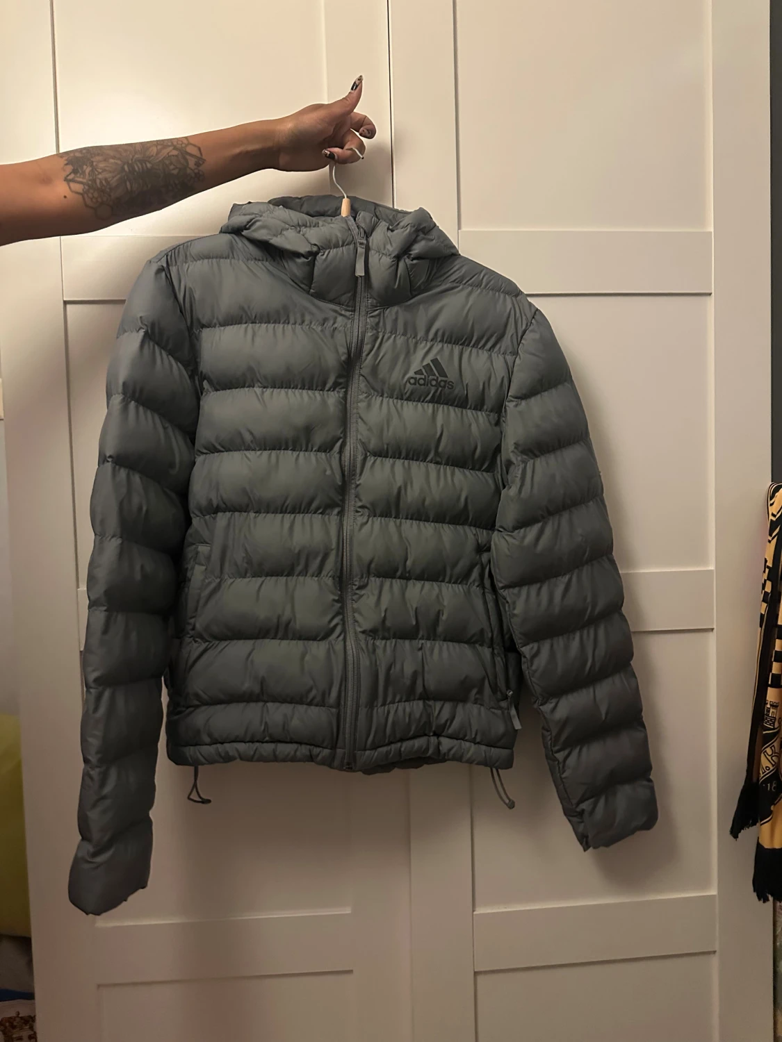 Grå pufferjacka från Adidas S