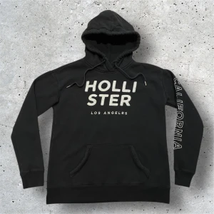 Hollister Hoodie  - Hollister Hoodie | Vintage modell | Skick 9/10  Färgen svart | Storlek S | Hör av er för mer information/bilder! 