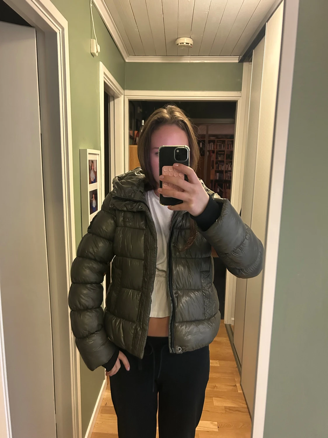 Olivgrön pufferjacka med huva - 3
