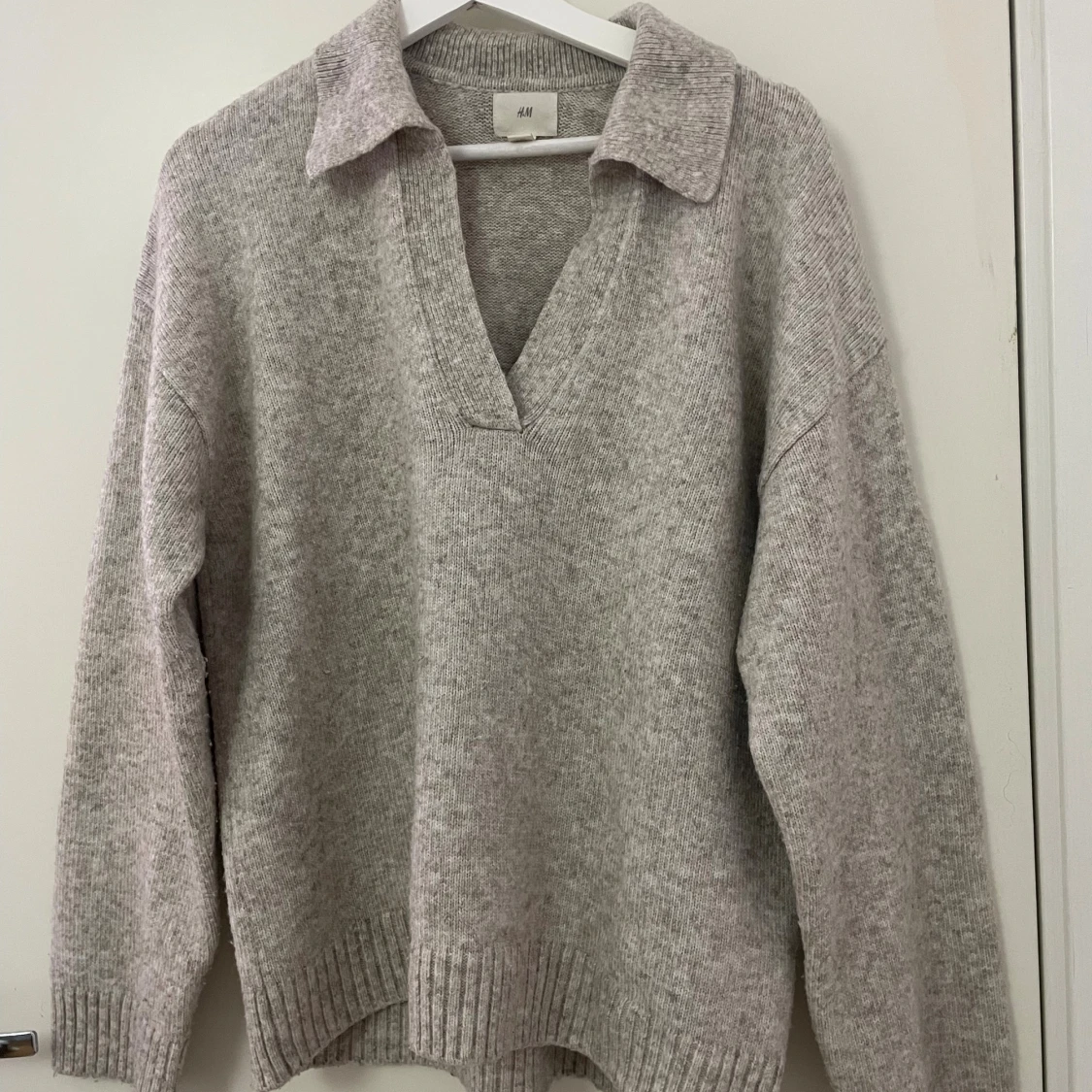 Beige stickad tröja med krage H&M