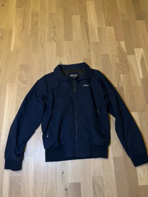 Patagonia vindjacka  - Mörkblå vindjacka från Patagonia. Väldigt bra skick o ser ut som ny. Storlek S. Hör av dig vid intresse eller frågor.