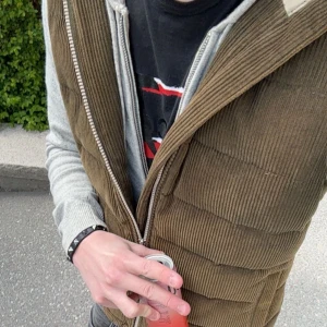 Jacob Cohen T-shirt - Tja! Säljer en skön Jacob Cohen t-shirt. Första bilden visar hur schysst denna är till er som gillar att bygga lager i er outfit! Denna tishan kommer från den dyrare kollektionen där det inte är ett tryck på, utan det är handmålat. Skicket är riktigt bra och trycket är fortfarande som nytt, dock har den ett superlitet hål som syns på sista bilden, men inget som syns när den bärs. Storleken är originellt L i Italiensk storlek, vilket sitter som typ en S-M. Bara att höra av sig vid frågor!