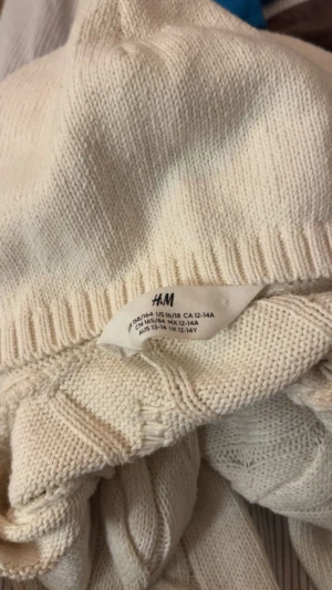 Beige ziphoodie   - Säljer en beige stickad tröja från H&M i storlek 158/164 ”passar som xs”.💞🙌🏻 Tar emot prisförslag!!