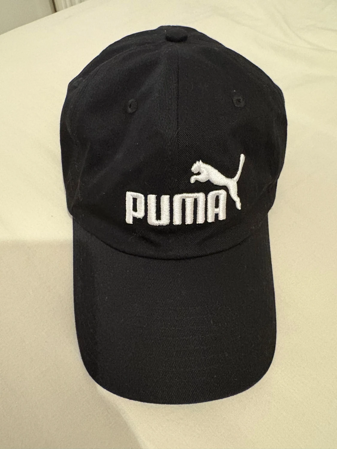 Svart keps från Puma med broderad logga