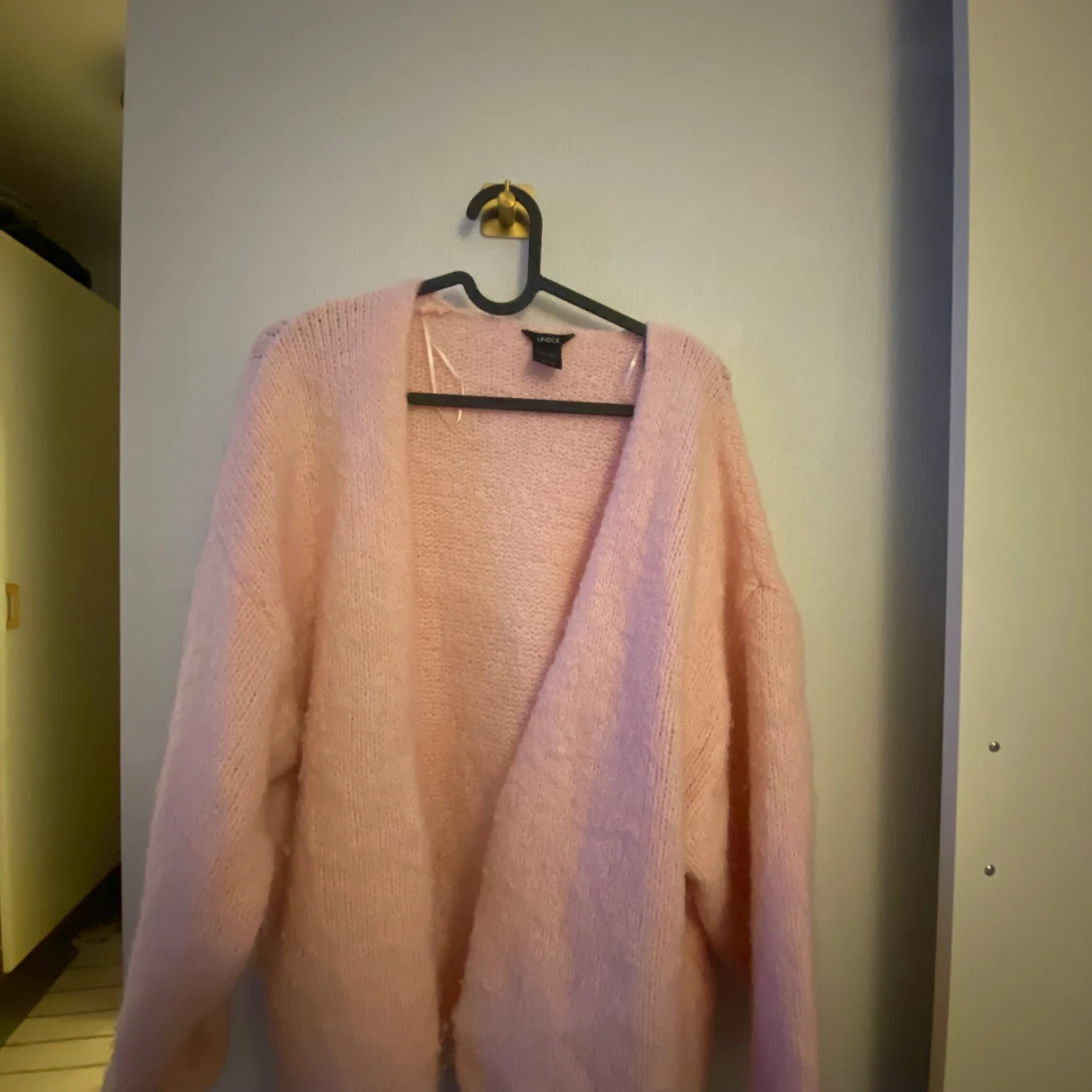 Ljusrosa fluffig kofta från Lindex - 2