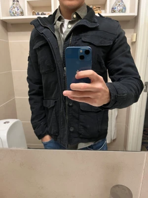 Jacka i storlek S  - Snygg jacka från HM, nyskick med tags. Storlek S, säljs pga för liten på mig. Typ mörkblå färg. 