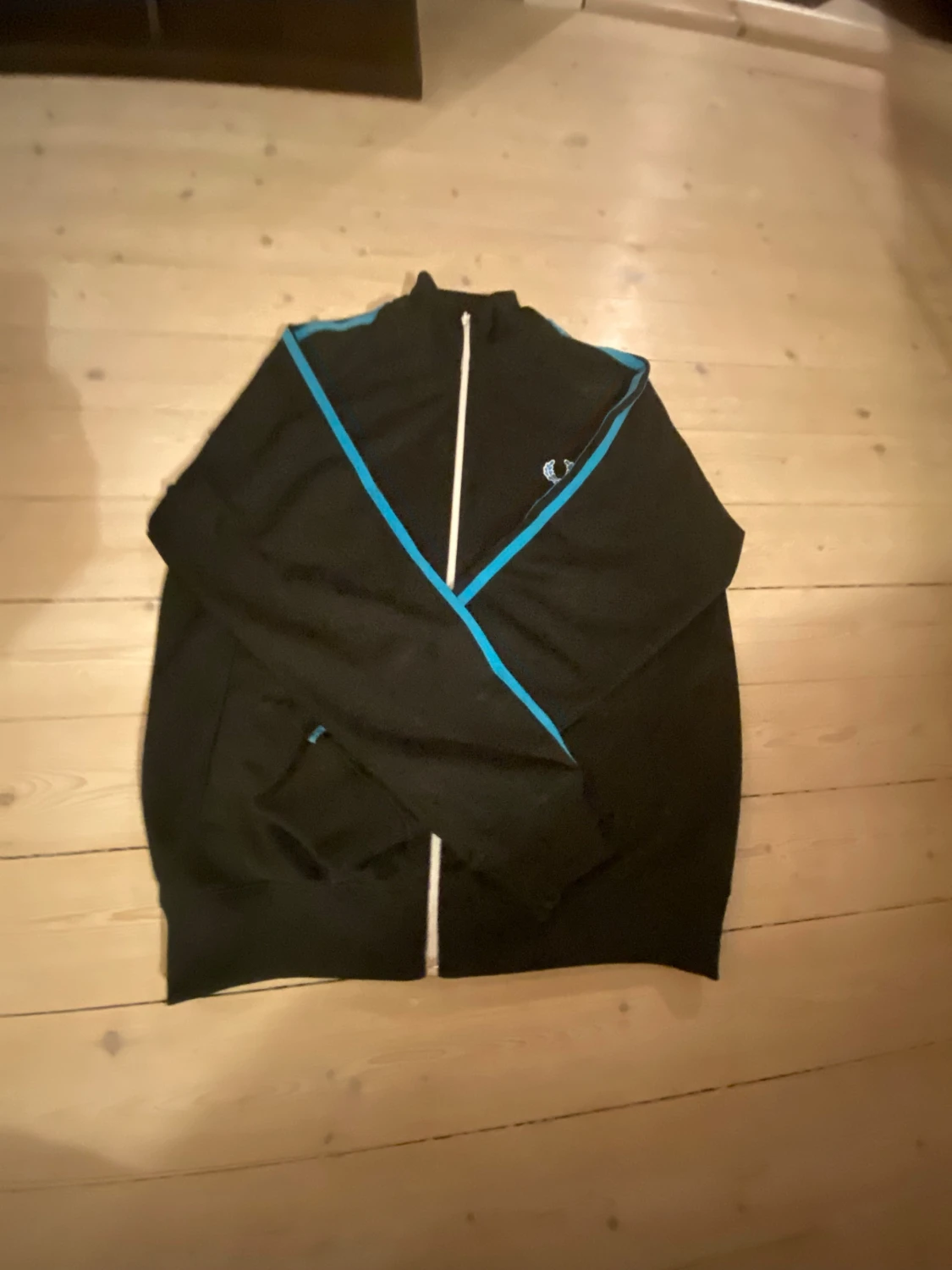 Svart Fred Perry vindjacka med blå detaljer - 3