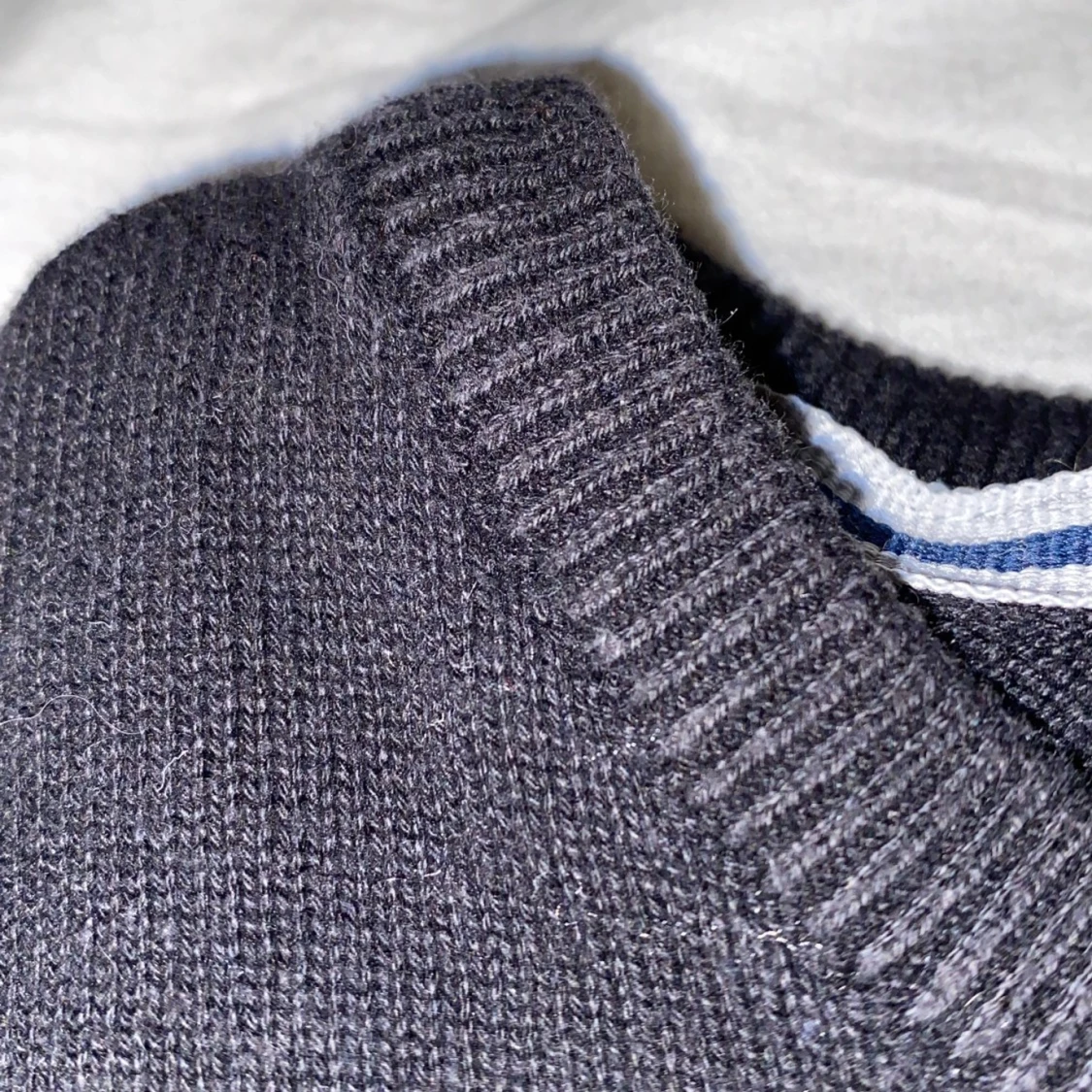 Svart stickad tröja - 1