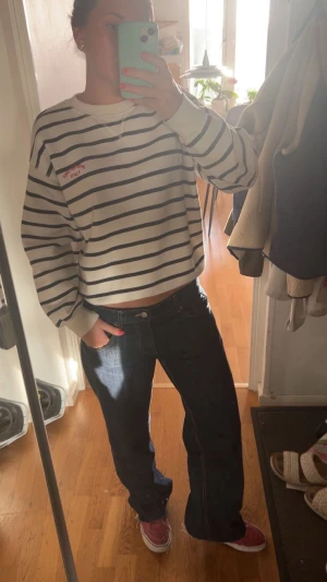 Randig tröja - Supercool randig tröja med röd text❤️