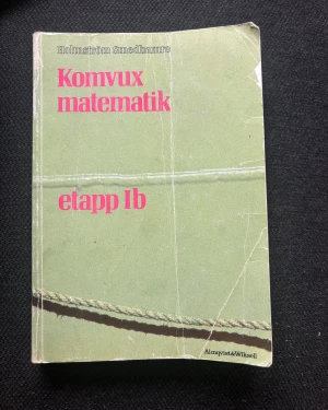 Matte 1b - Perfekt för dig som pluggar på Komvux! Den här boken hjälper dig att förstå grunderna i matematik på ett enkelt och tydligt sätt. Passar både för självstudier och i klassrummet. Omslaget visar att boken är använd men fortfarande i gott skick.