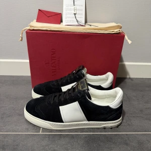 Valentino flycrew - Valentino flycrew svart, storlek 38,5 passar 39, skick 10/10 helt nya, box samt kort medföljer vid köp, vid funderingar hör av er.