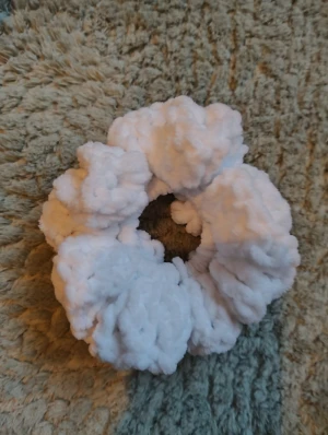Vit fluffig virkad scrunchie  - Supergullig handgjord scrunchie som jag själv virkat. Den är virkad med ett fluffigt vitt garn runt en hårsnodd.