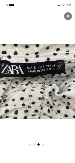 Vit prickig blus med snörning - Jättefin tröja, köpt på Plick i mycket bra skick. Använd en gång Från Zara