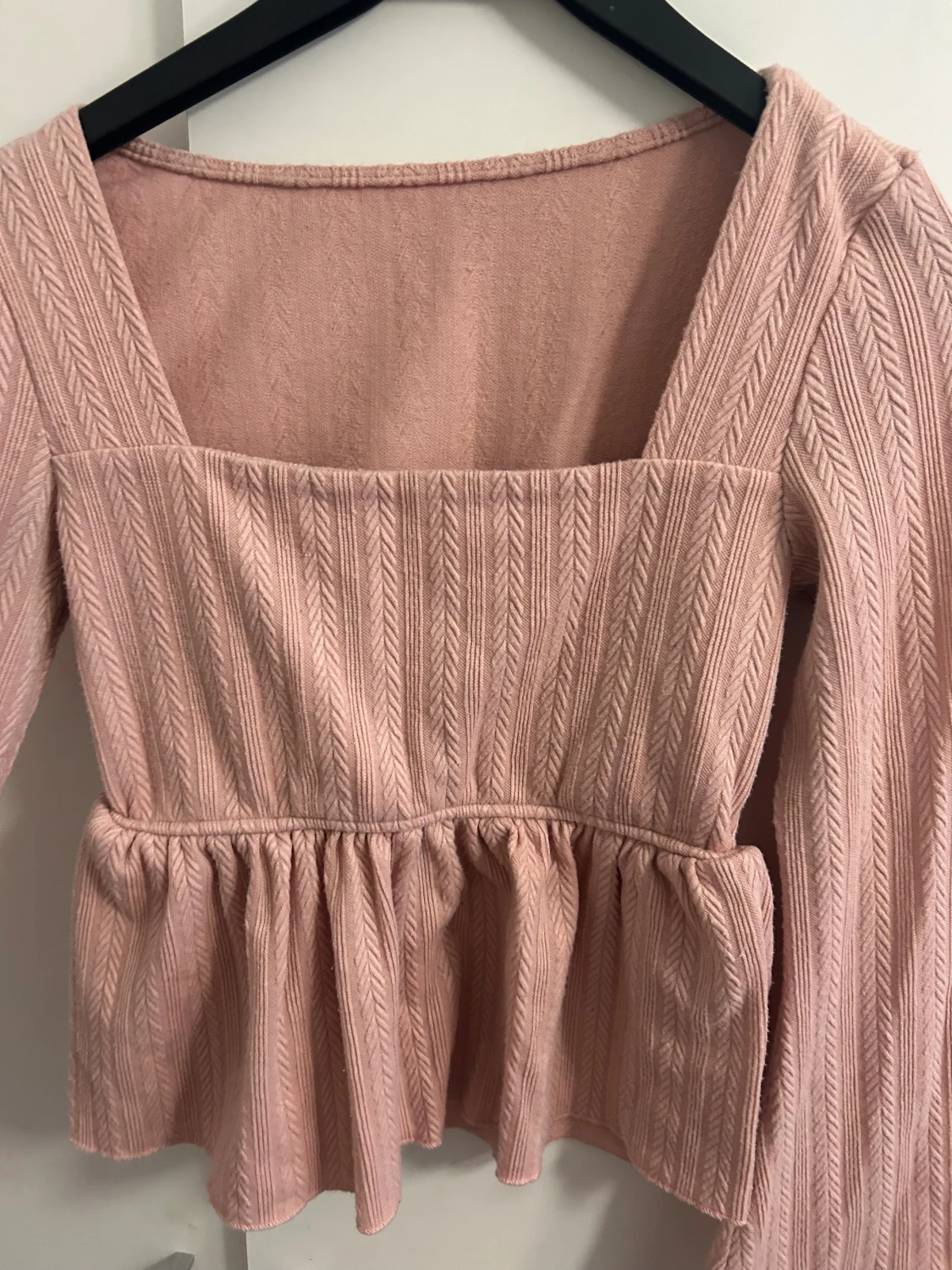 Ljusrosa ribbad blus med volang - 2