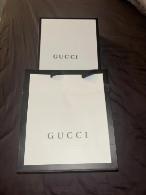 Beigt bälte med silver spänne - Säljer beigt bälte med allt på bilderna( kvitto, låda osv). Hör av vid intresse.