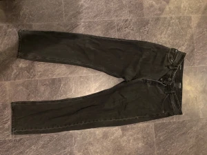 Svarta loose jeans från Jack & Jones - Svarta jeans från Jack & Jones i modellen Loose/Chris. De har en loose passform med raka ben och klassisk femficksdesign.  Bra köp för den som vill spara pengar men ändå se stilren ut😊