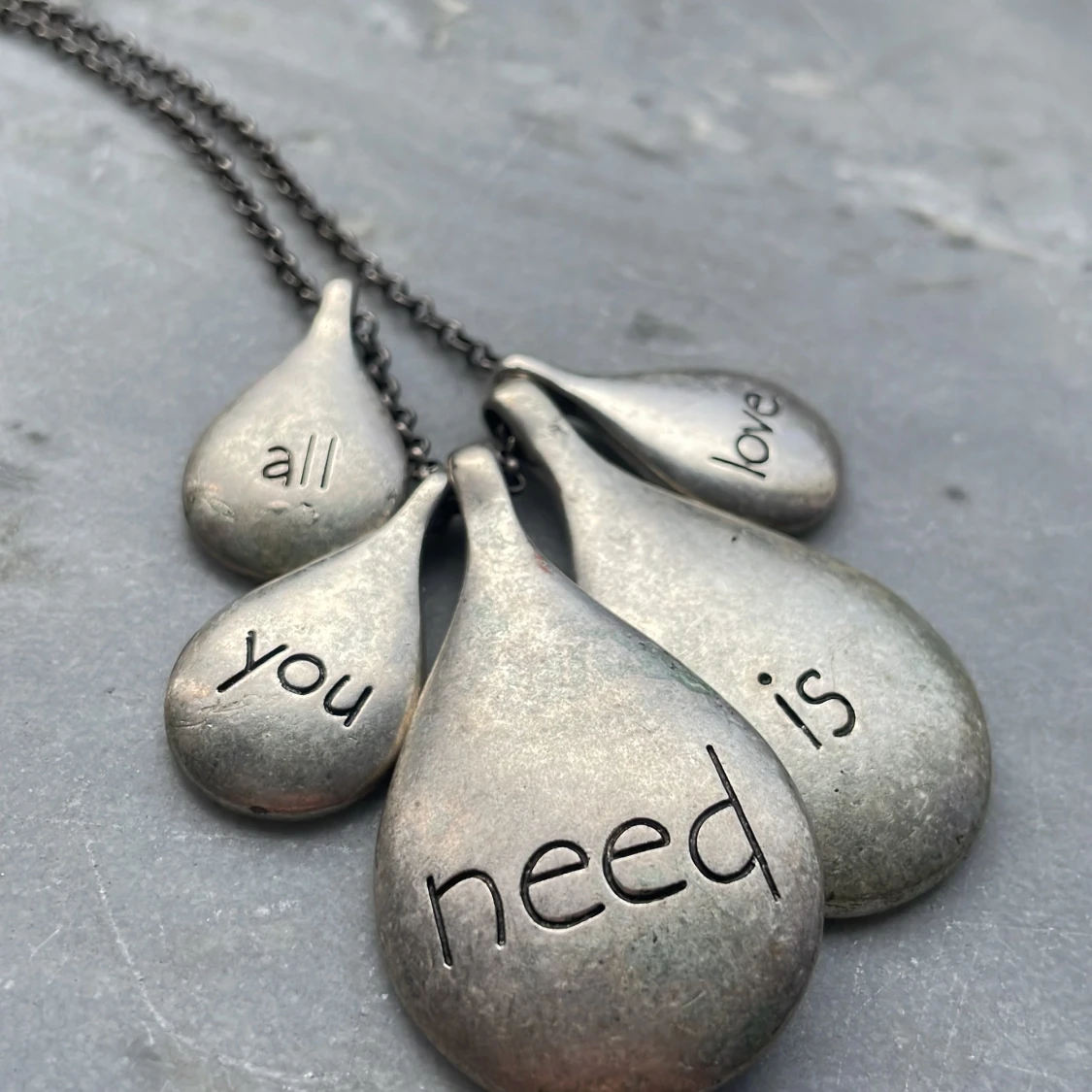 Silverfärgat halsband med berlocker - 1