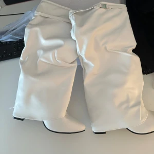 Vita höga boots m klack - Säljer ett par helt oanvända vita boots. Strlk 38,5