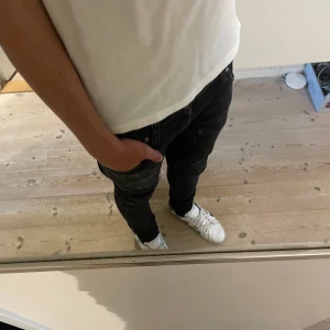 Nudie jeans - Hej! Säljer dessa extremt snygga nudie jeans med väldigt trevlig tvätt! Schyssta honeycombs också. Skriv vid frågor✅