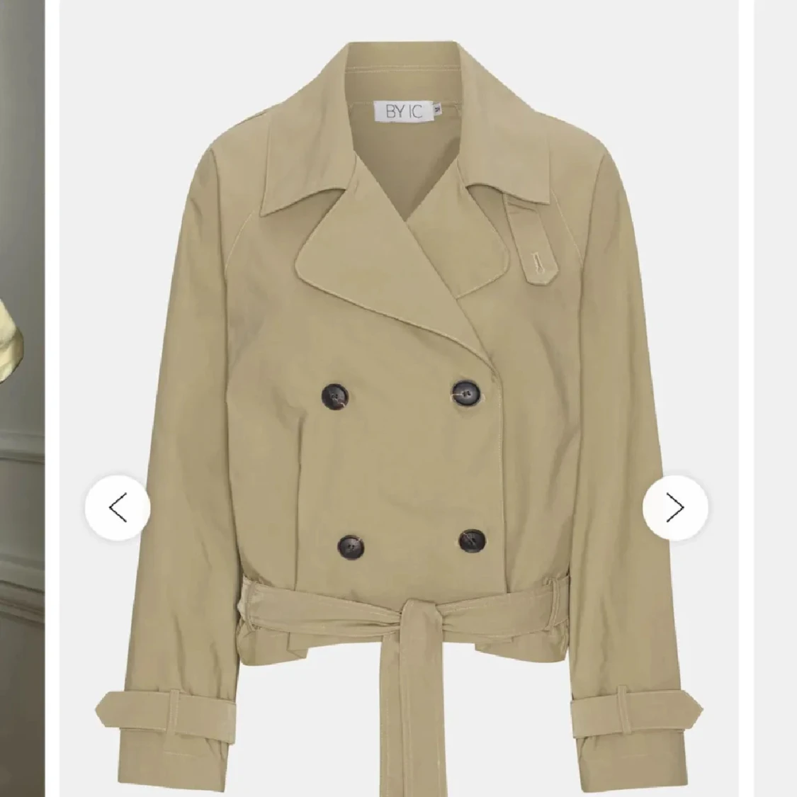 Beige trenchcoat från BY IC