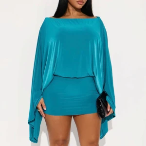 Set - Supersnyggt blått set helt ny💙Behöver annan storlek men returen är för dyr. Size L men skulle säga att kjolen är en M snarare. Överdelen är mer som en poncho nästan så den funkar mer varierat på storlekar.