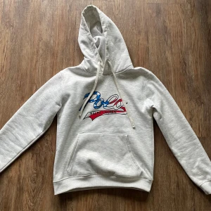 Grå hoodie från Polo Ralph Lauren - Snygg ljusgrå hoodie från Ralph Lauren. Storlek M men passar S (Pm om funderingar)                               OBS: Kan bara skicka genom PostNord 