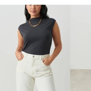 Set från Ginatricot - Säljer ett tvådelat set från Ginatricot! Både topp och kjol är i strl M