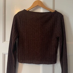 Brun ribbad tröja från Ginatricot - Mysig brun tröja med ribbat mönster och lång ärm. .