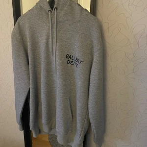 Gallery Dept hoodie - Säljer en fet grå gallery dept hoodie som var lite för stor. Priset är inte hugget i sten och tveka inte på att fråga frågor 