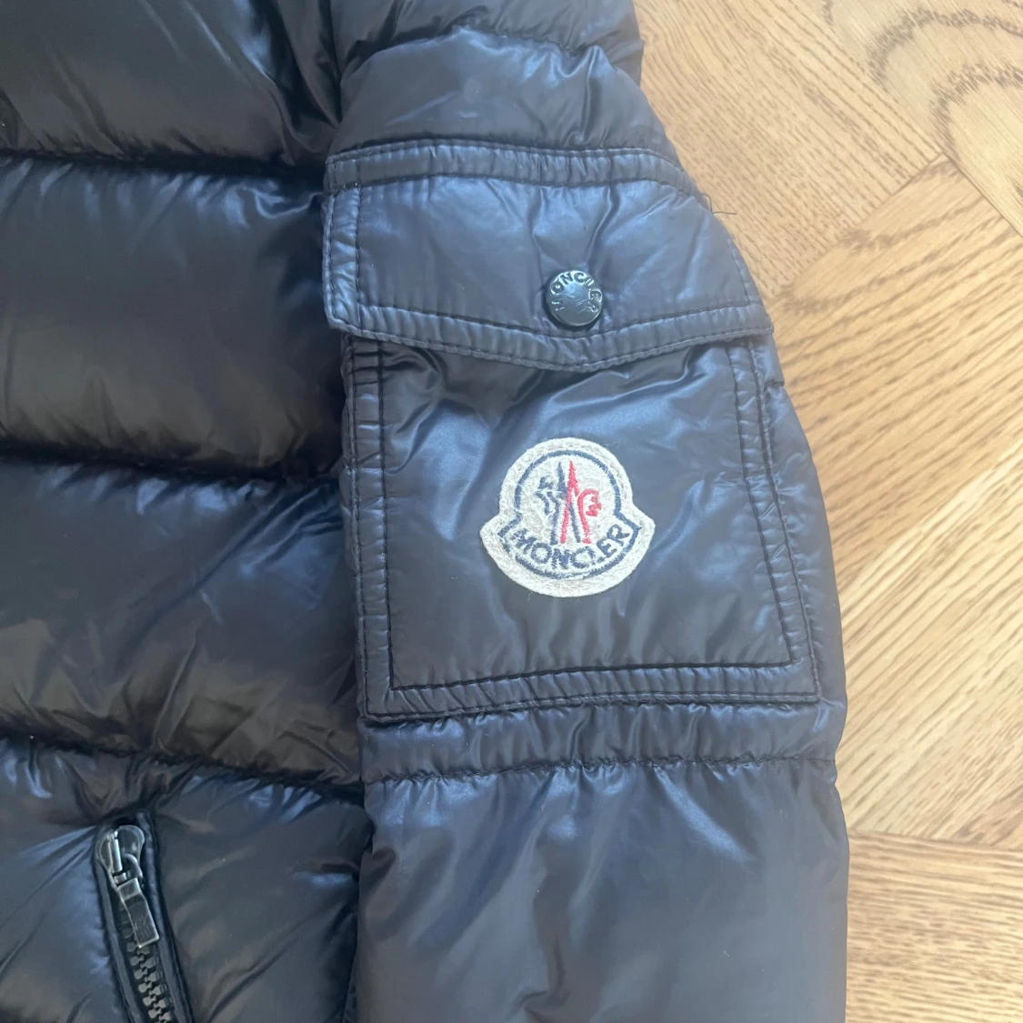 Svart Moncler dunjacka med huva - 1